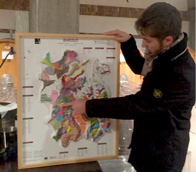 Edoardo, figlio del titolare di Sylla Sebaste, Fabrizio Merlo, mostra alla giornalista americana i vigneti di proprietà sulla mappa dei Cru delle vigne di Nebbiolo da Barolo 